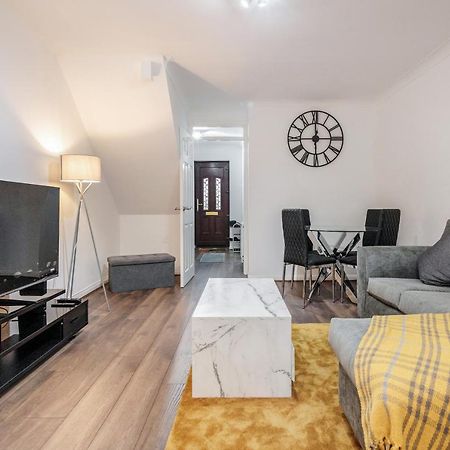 Lovely House In Dagenham / Barking With Free Parking, Wifi & Garden 외부 사진