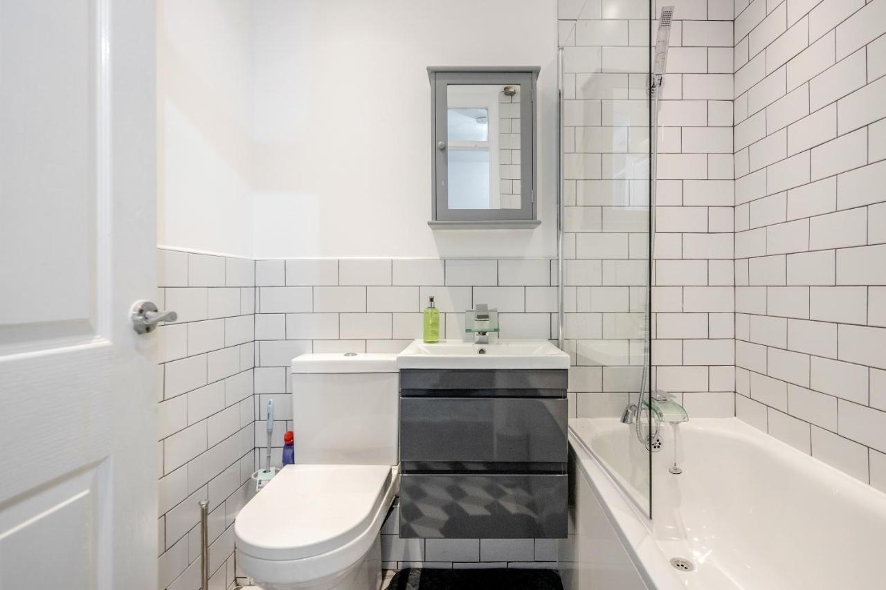 Lovely House In Dagenham / Barking With Free Parking, Wifi & Garden 외부 사진