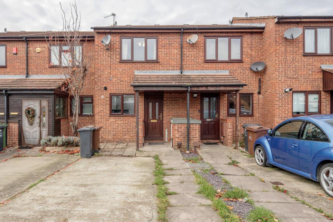 Lovely House In Dagenham / Barking With Free Parking, Wifi & Garden 외부 사진