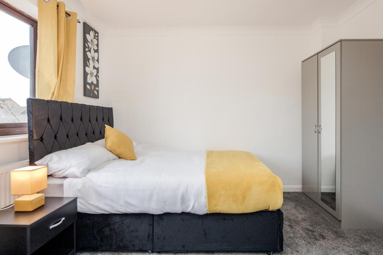 Lovely House In Dagenham / Barking With Free Parking, Wifi & Garden 외부 사진