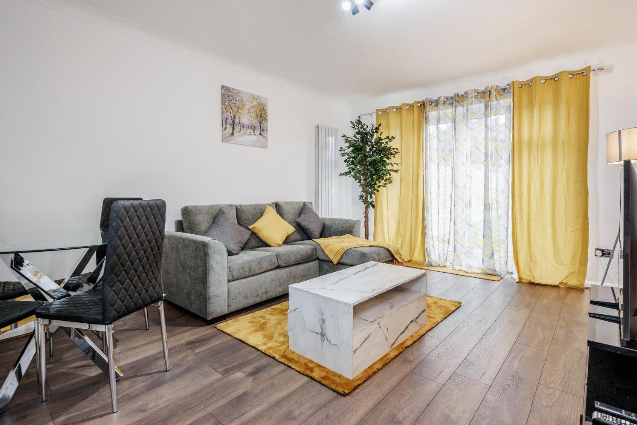 Lovely House In Dagenham / Barking With Free Parking, Wifi & Garden 외부 사진