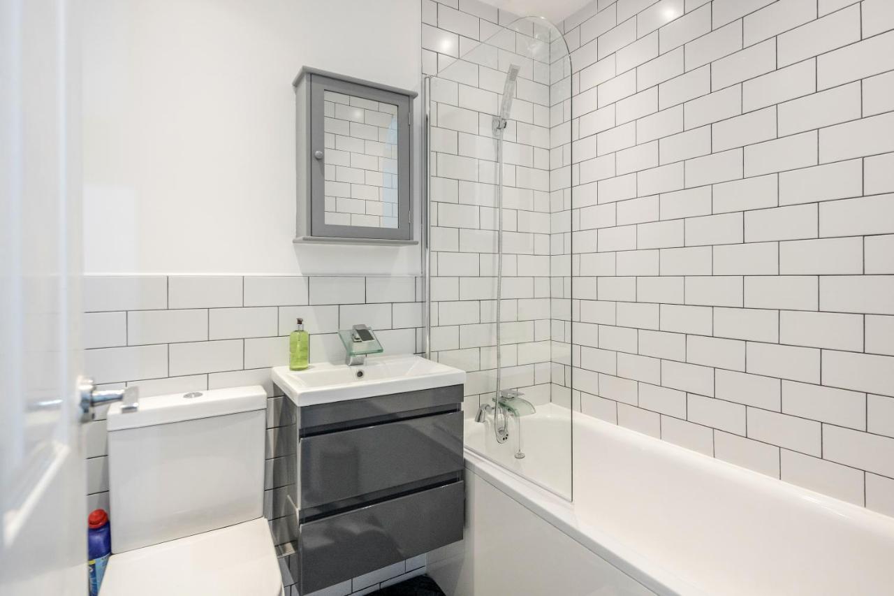 Lovely House In Dagenham / Barking With Free Parking, Wifi & Garden 외부 사진