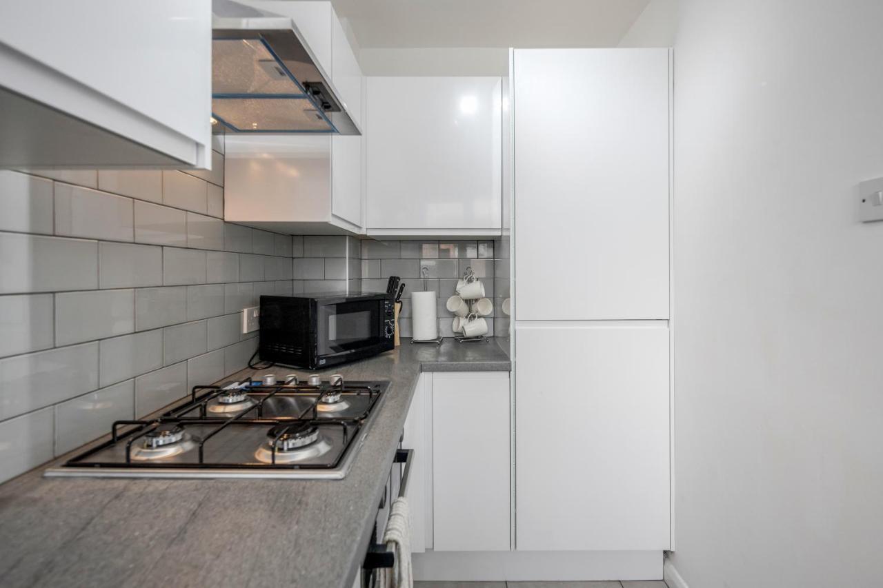 Lovely House In Dagenham / Barking With Free Parking, Wifi & Garden 외부 사진