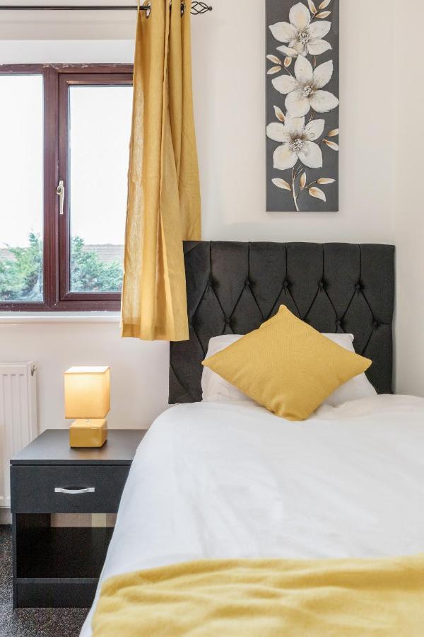 Lovely House In Dagenham / Barking With Free Parking, Wifi & Garden 외부 사진