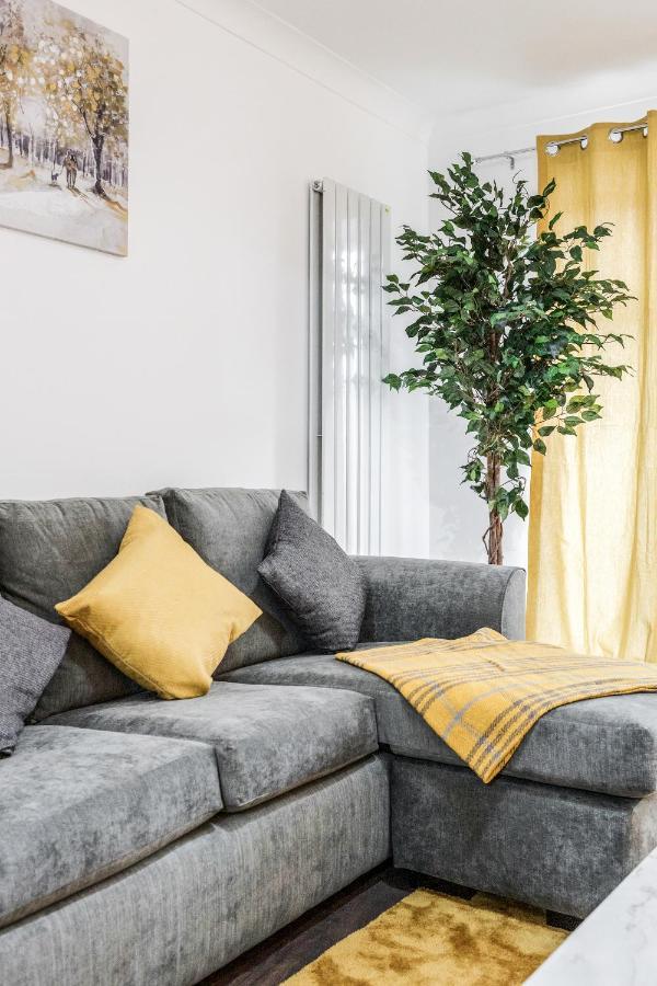 Lovely House In Dagenham / Barking With Free Parking, Wifi & Garden 외부 사진