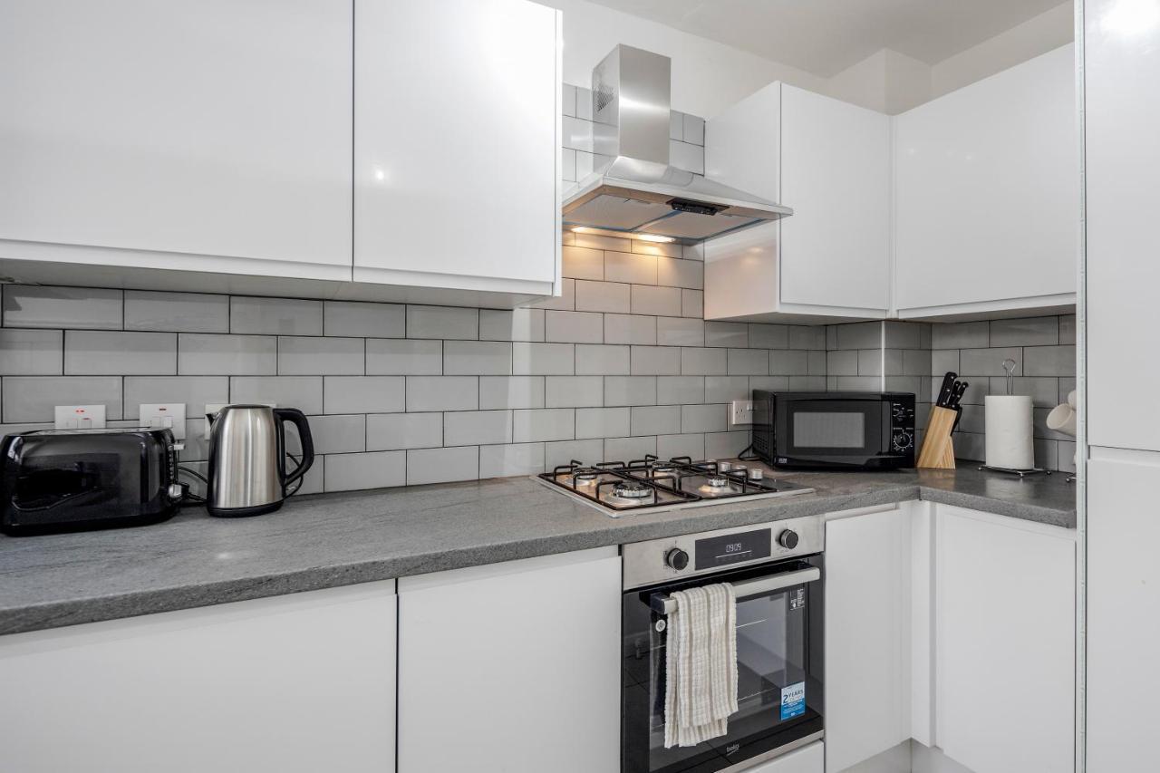 Lovely House In Dagenham / Barking With Free Parking, Wifi & Garden 외부 사진