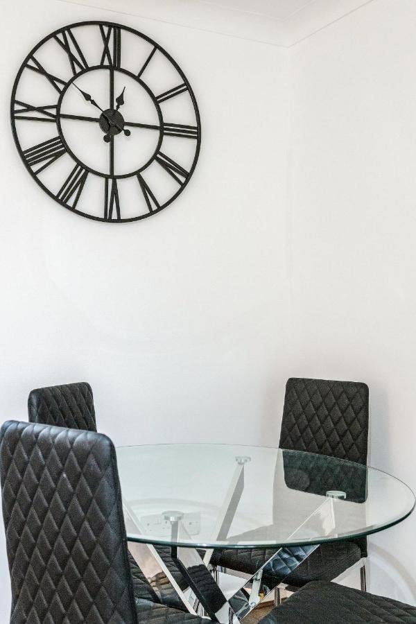 Lovely House In Dagenham / Barking With Free Parking, Wifi & Garden 외부 사진