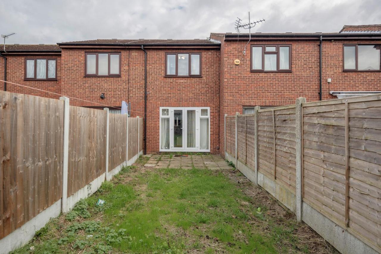 Lovely House In Dagenham / Barking With Free Parking, Wifi & Garden 외부 사진