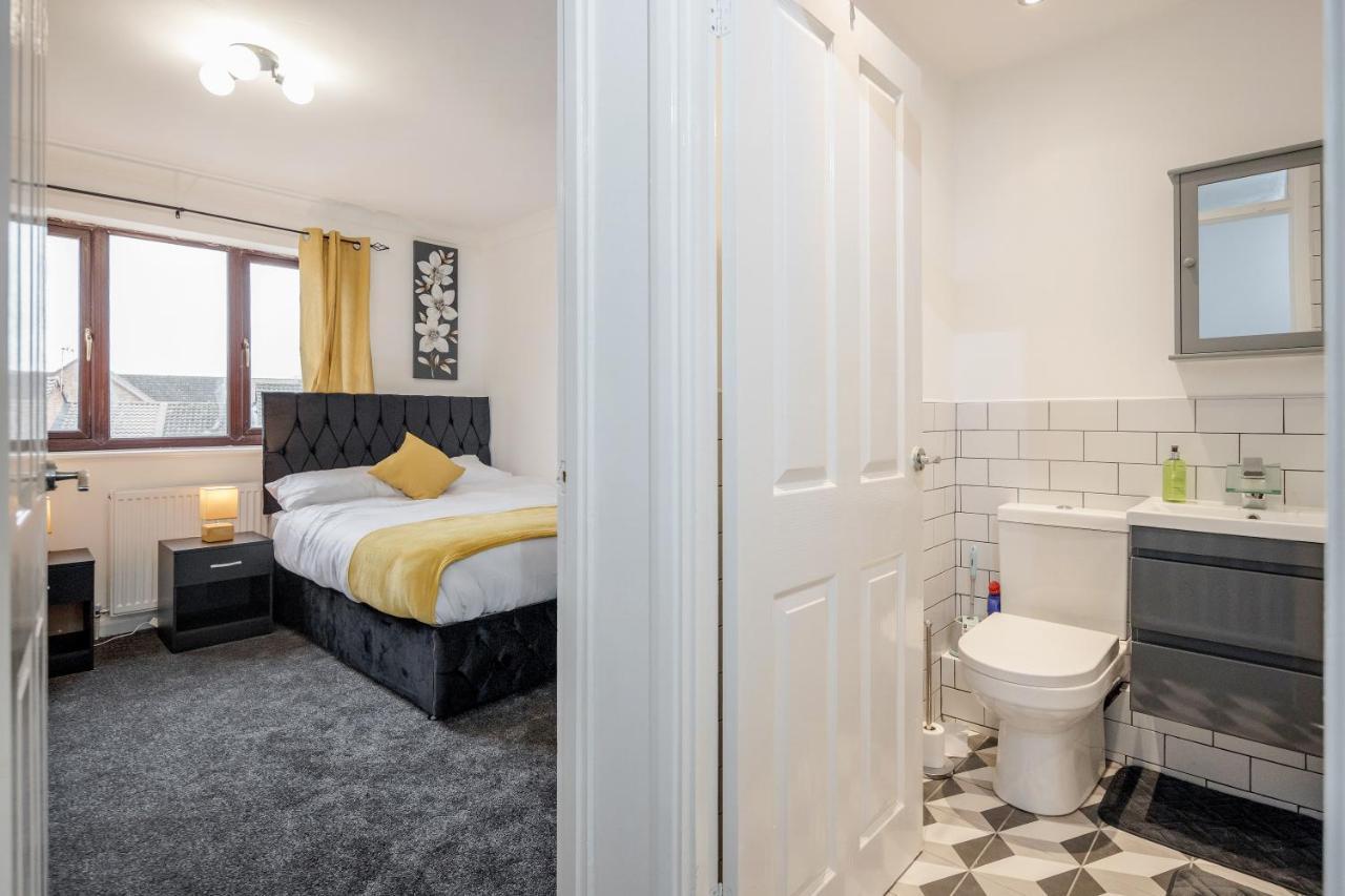 Lovely House In Dagenham / Barking With Free Parking, Wifi & Garden 외부 사진