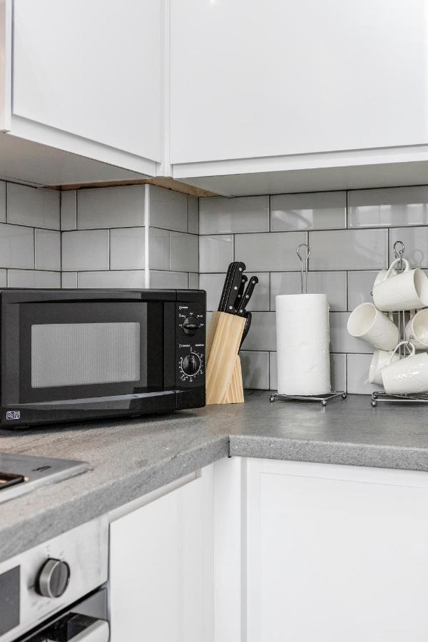 Lovely House In Dagenham / Barking With Free Parking, Wifi & Garden 외부 사진