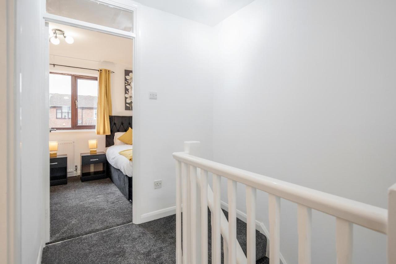 Lovely House In Dagenham / Barking With Free Parking, Wifi & Garden 외부 사진