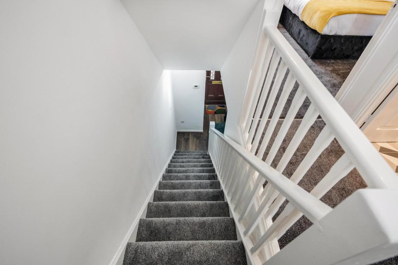 Lovely House In Dagenham / Barking With Free Parking, Wifi & Garden 외부 사진