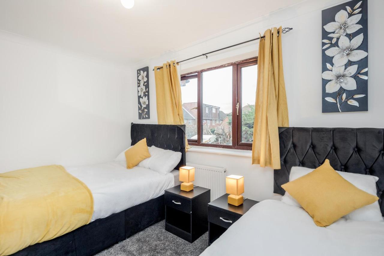 Lovely House In Dagenham / Barking With Free Parking, Wifi & Garden 외부 사진