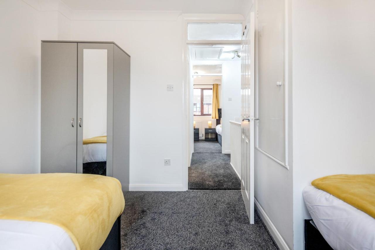 Lovely House In Dagenham / Barking With Free Parking, Wifi & Garden 외부 사진