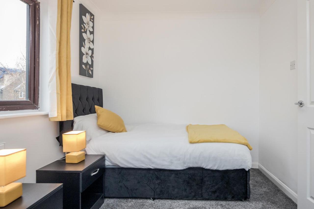 Lovely House In Dagenham / Barking With Free Parking, Wifi & Garden 외부 사진
