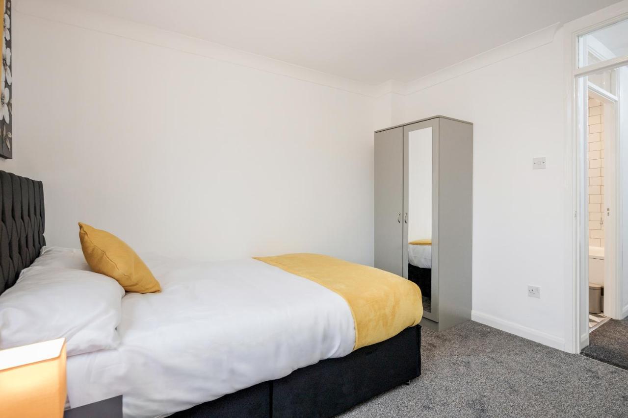 Lovely House In Dagenham / Barking With Free Parking, Wifi & Garden 외부 사진