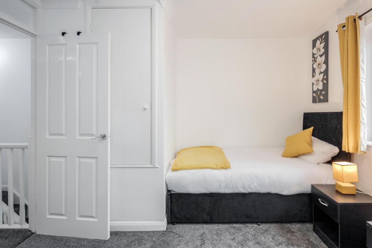 Lovely House In Dagenham / Barking With Free Parking, Wifi & Garden 외부 사진