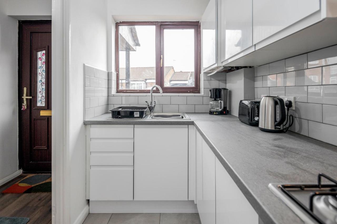 Lovely House In Dagenham / Barking With Free Parking, Wifi & Garden 외부 사진