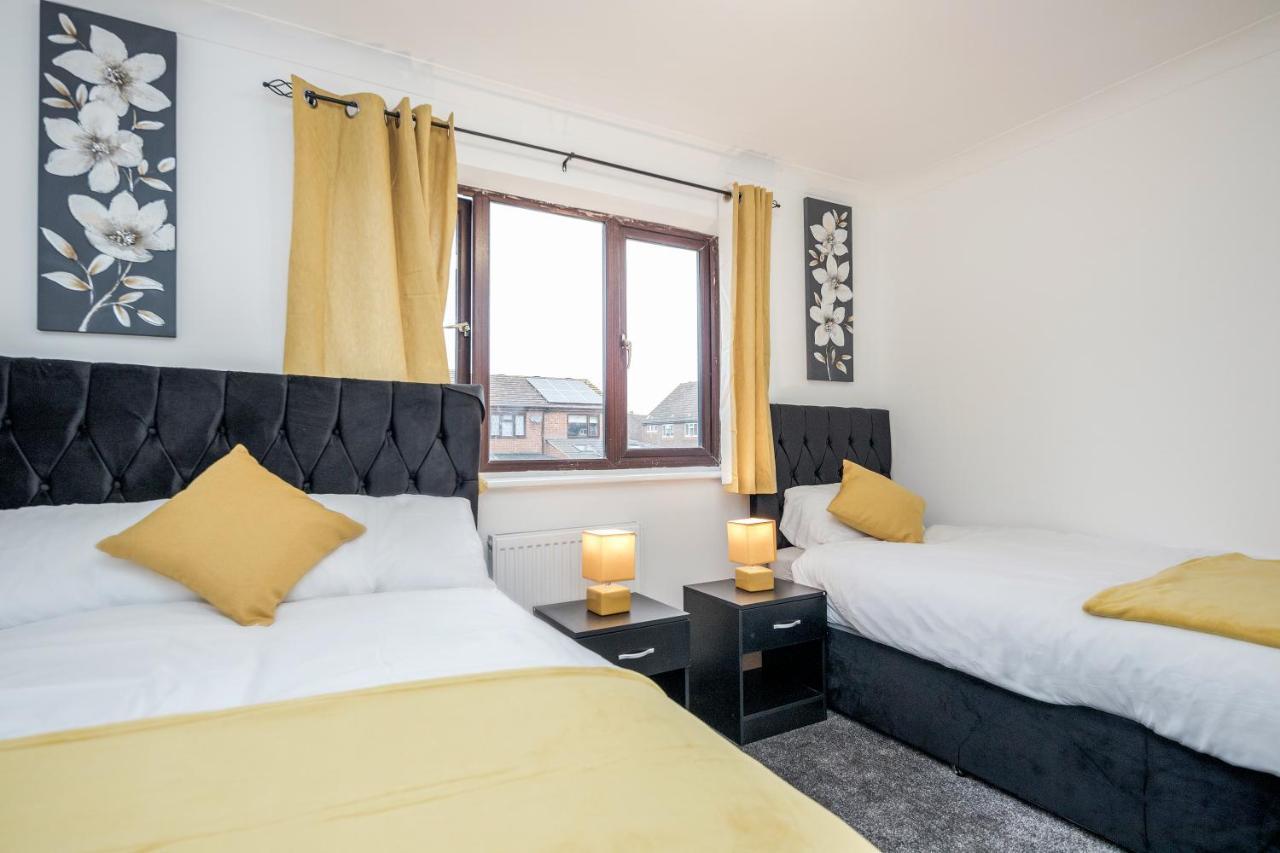 Lovely House In Dagenham / Barking With Free Parking, Wifi & Garden 외부 사진